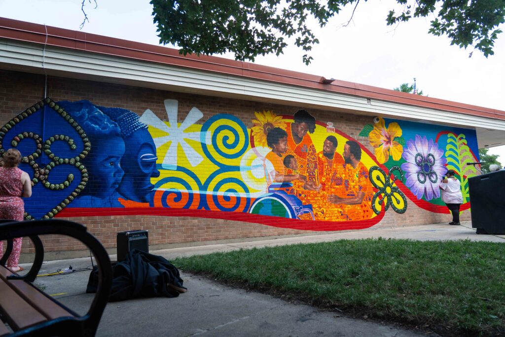 Gran mural colorido pintado en la pared exterior del Centro Comunitario Fleetwood-Jourdain.