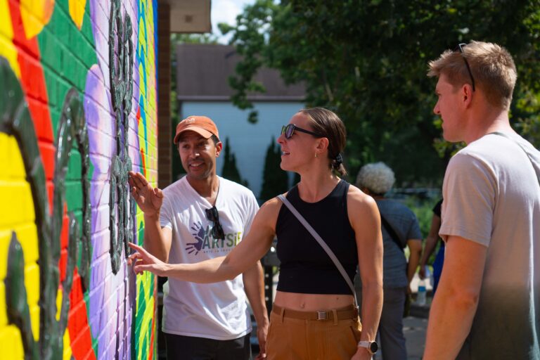 Los asistentes al evento interactúan con el nuevo mural.