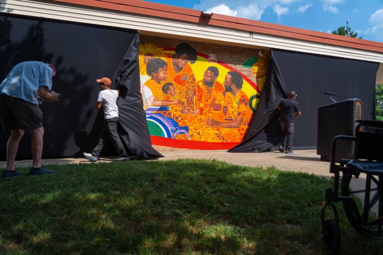 El personal de ARTSiE inaugura el mural en el evento «Creative Placemaking».