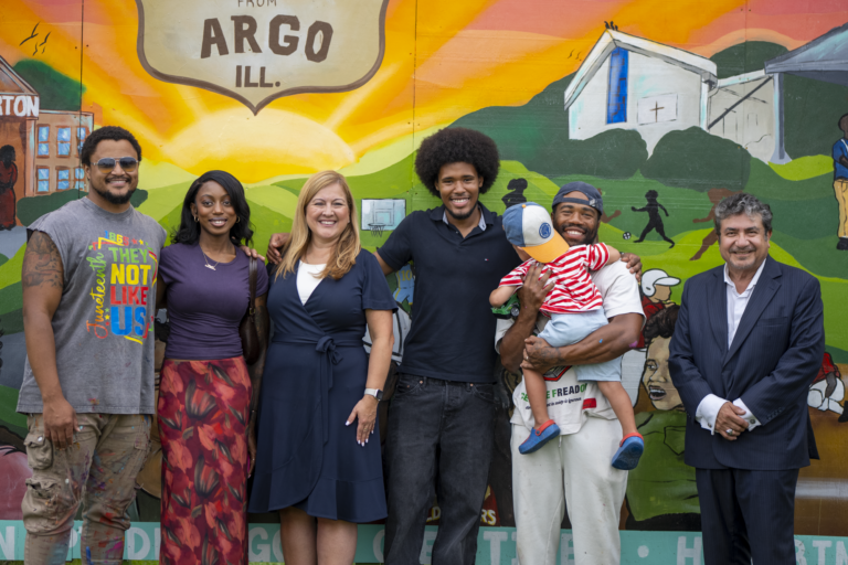Los artistas que participaron en el proyecto «Summit Creative Placemaking» posan junto a los responsables del condado de Cook frente al nuevo mural de Argo Park.
